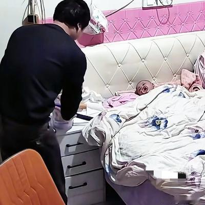 陪你过冬：爸爸出门上班，将5个月孩子独自