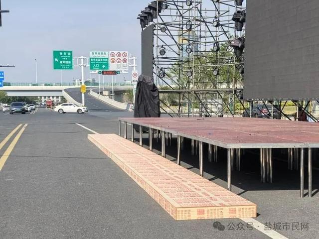 盐城一高架口搭建舞台、电线乱悬、环境脏乱引担忧！