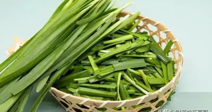 韭菜真的会升血压吗？高血压人群，这6类食物要少碰