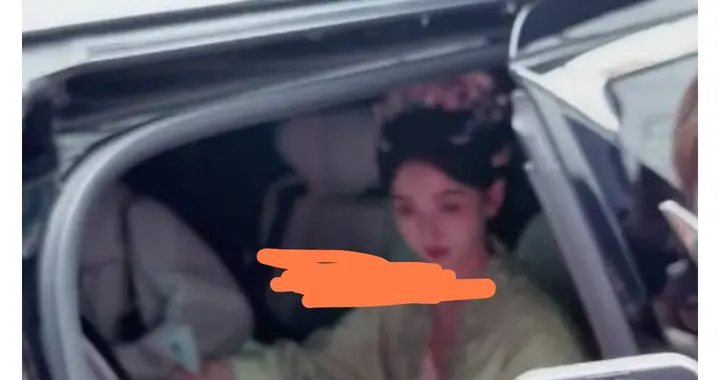 宋祖儿车内遭男粉丝求婚，插手拦车门吓坏人，围观女粉丝吐槽有病