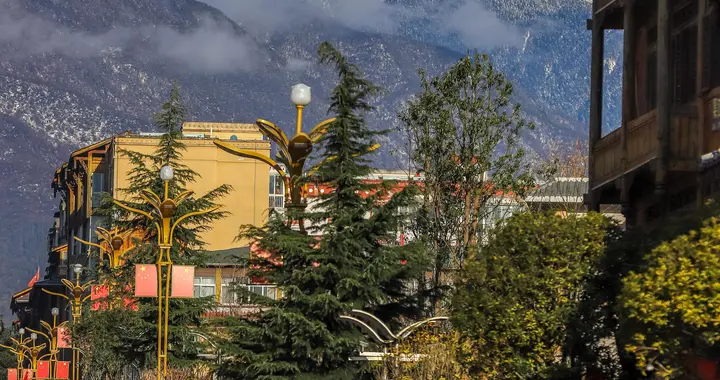 秋末初冬的海螺沟，是雪与金黄交织的双重浪漫