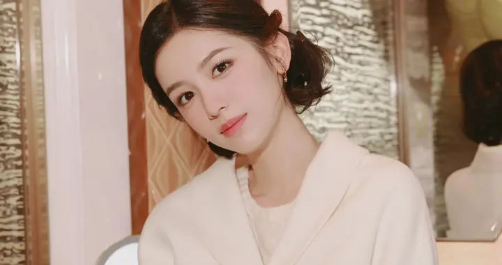 周也这组照片太迷人！白衣衬得面容娇美，妩媚又端庄！