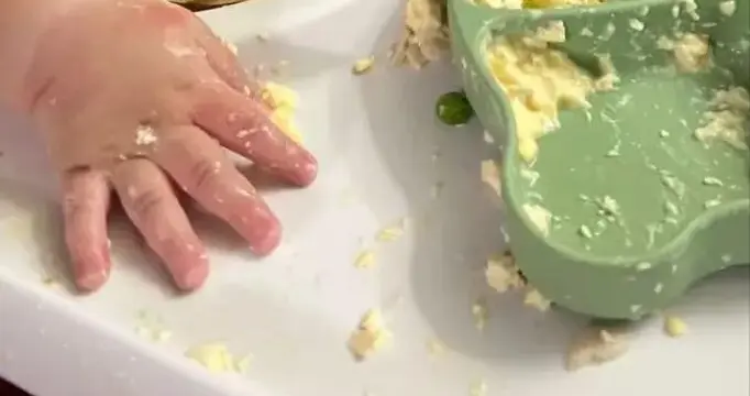 宝宝自主吃饭脏乱差？不是娃的问题，是你的方法没做对！
