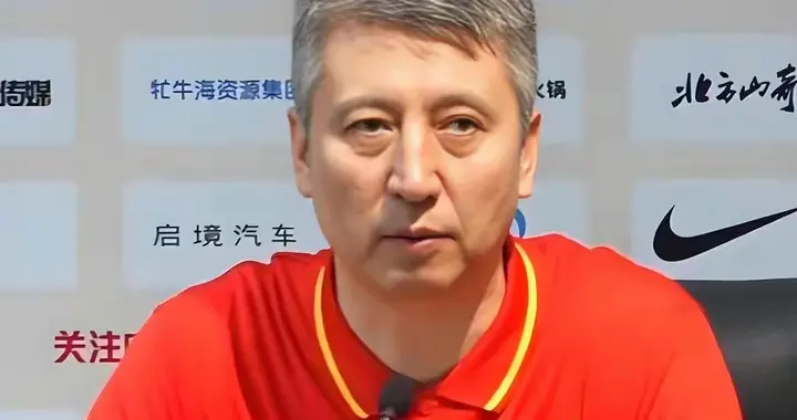 跟着对手的节奏跑！中国男篮这球不输才怪。