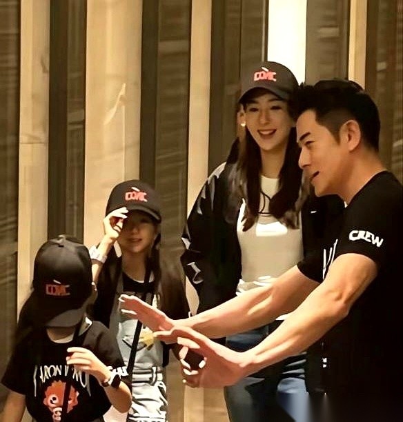 方媛的亲子vlog一发，直接破了个大天窗。 以前郭富城夫妇晒娃，女儿的...
