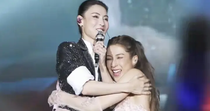 张柏芝现身钟嘉欣演唱会，小儿子张礼承台下观看，戴着帽子好乖巧