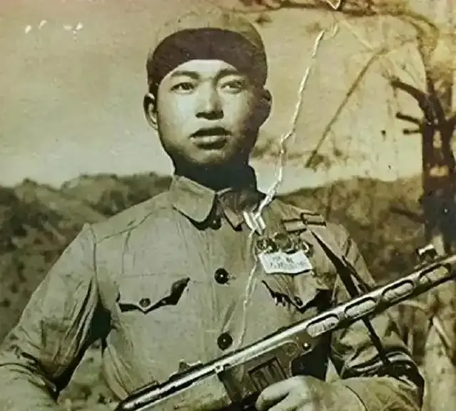 志愿军战斗英雄断臂退役后落魄住马棚，老师长找到他后不热泪盈眶