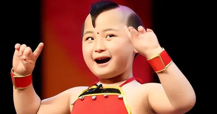 6岁上春晚8岁去世，被父母“吸干血”的邓鸣贺，悲剧谁来买单？