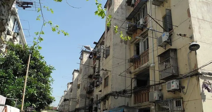 拆迁全面叫停？2025年以后，房龄超过20年的房子，统一这样处理？