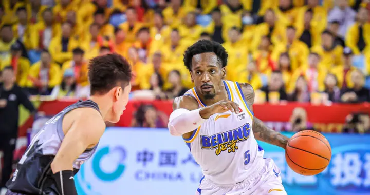 CBA这一夜太疯狂了！北京三分绝杀广东被爆冷：辽篮克星惨败广州