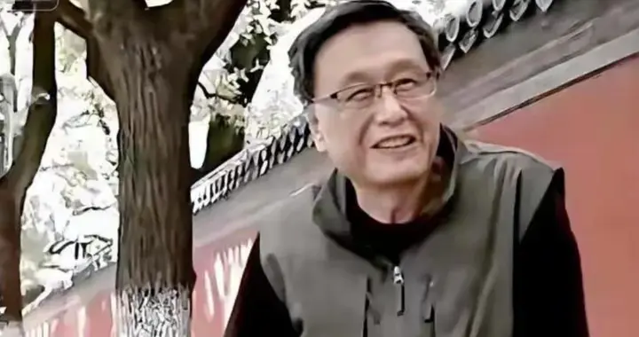 72岁独居离婚未再婚，每月寄钱前妻20年，没人懂他为何从不解释