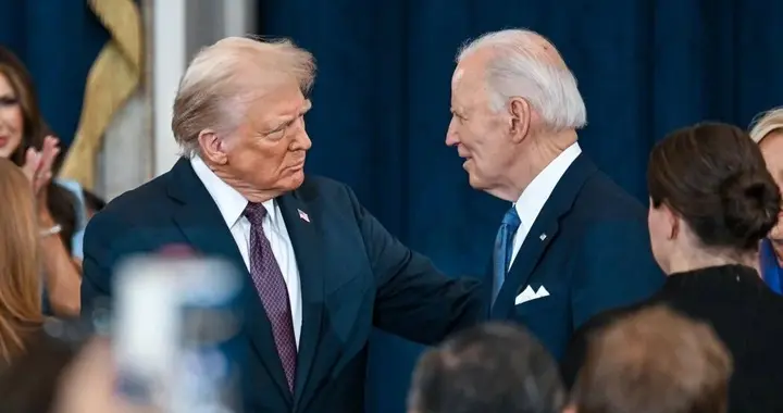 美国政治怪现象：特朗普干了三届的活，拜登像没来过！