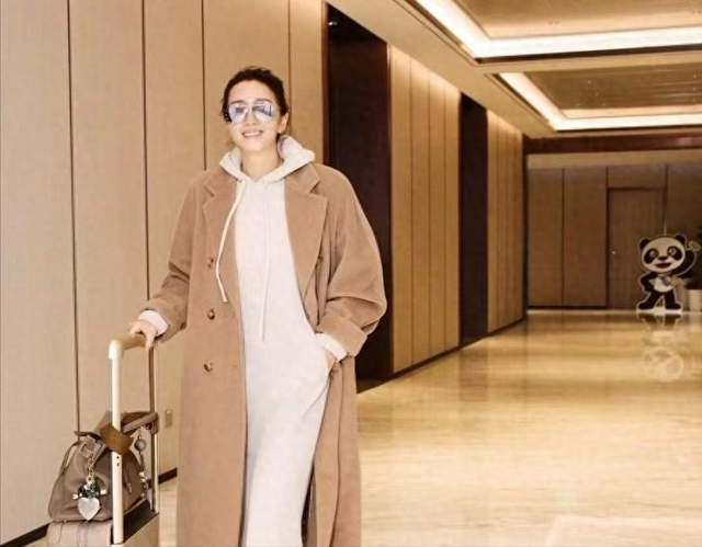 巩俐优雅落地上海，衣品很棒，深秋穿搭也是没谁了