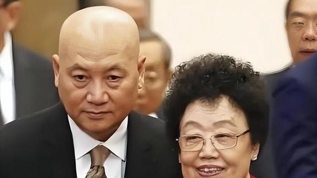 墨染青丝：陈丽华上节目，主持人问她“您先