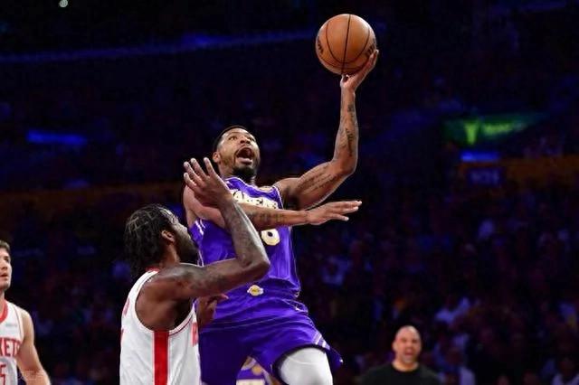 NBA季后赛惊魂3-0变3-2，里夫斯复出难救主，詹姆斯25分吞里程悲