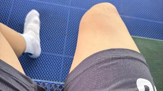 卡号110：打球累了，休息会。紧身短裤太