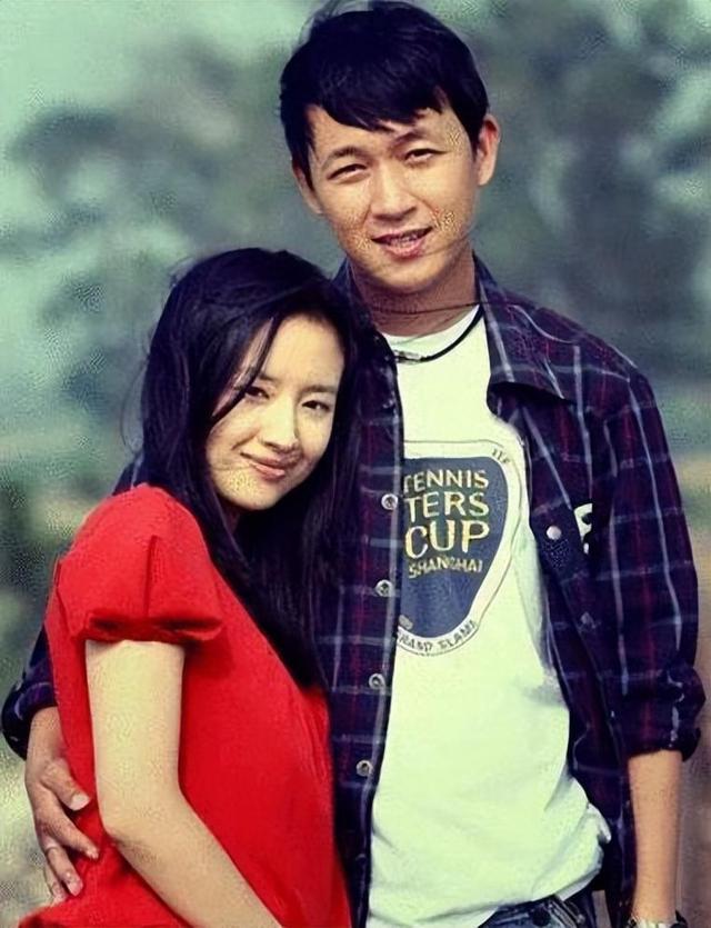 激吻王大治，离开潘粤明，高冷女神董洁，如今靠16岁儿子翻身！