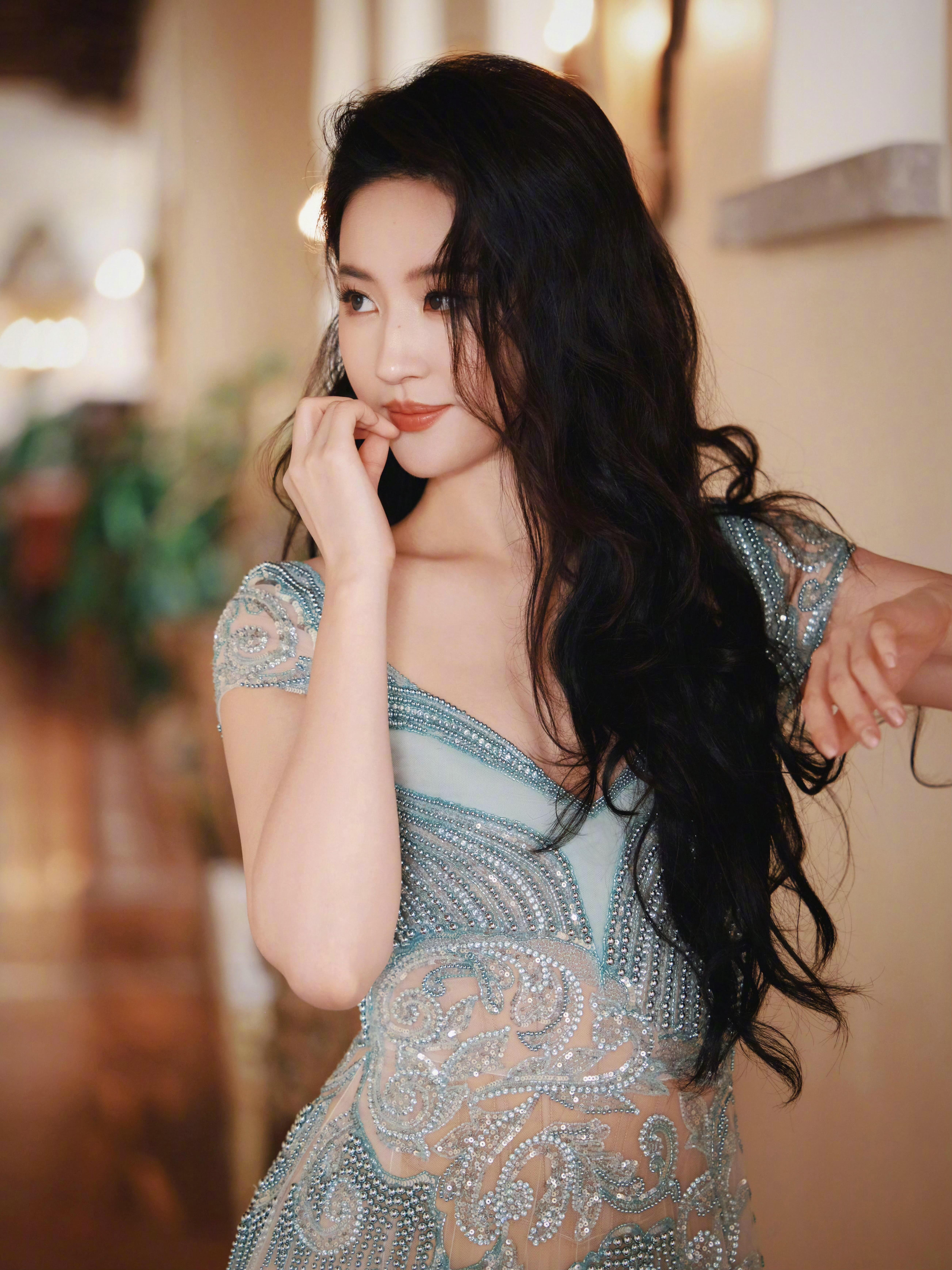 刘亦菲出席宝格丽意大利高级珠宝展的纱裙Look来啦！佩戴全新POLYC...