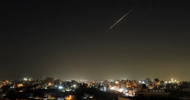 第40波反击！伊朗换了打法，深夜炸毁美军宿舍，一百人抬进医院