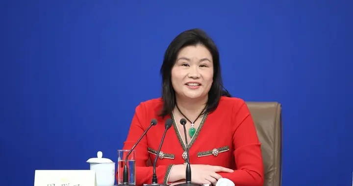 身家 1270 亿，周群飞成为中国女首富，15岁曾辍学打工