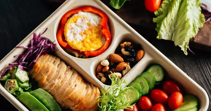 飞机餐只有一根青菜配米饭？一条视频引发的空中餐食乌龙：看网络谣言如何被制造与反转