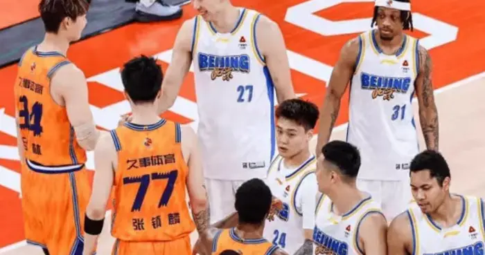 随着上海5分险胜，CBA季后赛最新排名如下！北京0-1落后周琦13+9