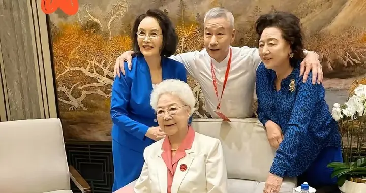 4位老艺术家罕见同框! 98岁田华老师气质优雅，状态太绝了！