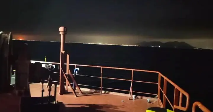 断航10天的真相，没人敢说：首艘中国船东货轮过伊朗“安全走廊”