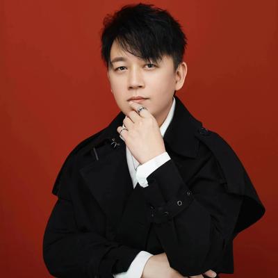 用户远方来：央媒发文，高调官宣51岁潘粤