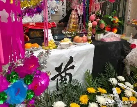 用烟酒堆出来的送葬路：农村豪华“丧葬风”到底要吹到几时！