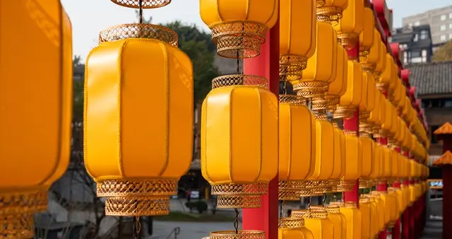 不知从什么时候起，街上的灯笼悄悄换了颜色。