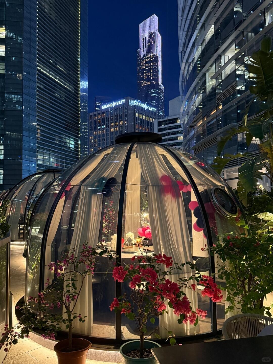 昨晚去珠江新城那边走了一圈，夜景真的有点上头。灯一亮，整条江都在发光...