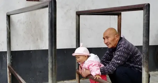 奉劝正在帮子女带娃的老人们，要牢记这3点忠告，不要费力不讨好