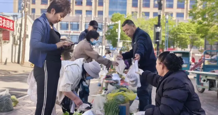 早市里看烟火气与文明风