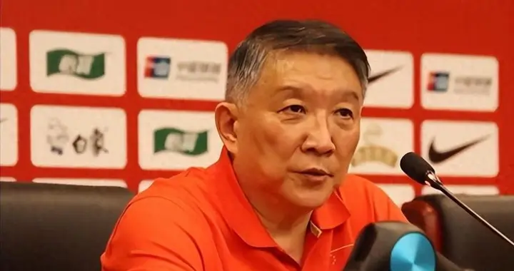 宫鲁鸣禁止张子宇跳投引争议，慢训练只为赌未来十年快