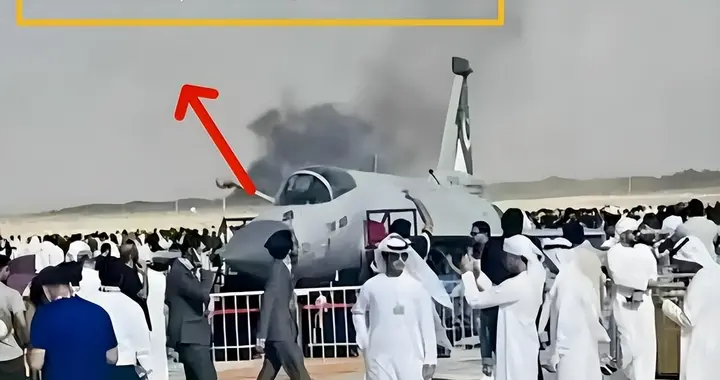 静态漏油，动态坠毁！印度LCA迪拜航展摔机，展现强大对地能力