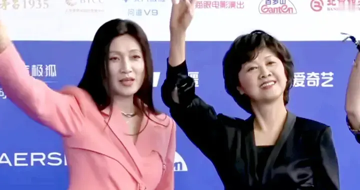 被74岁朱琳惊艳，穿衣得体、不整科技脸，女儿国国王美了一辈子