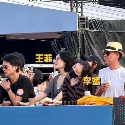 优优时尚穿搭：王菲携女儿李嫣现身阿那亚
