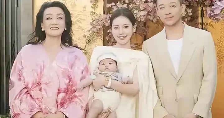 汪小菲晒与岳父母合影，马筱梅懂事戴婆婆买的项链，画面温馨