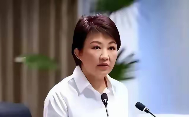 倚美谋独一一蔡英文与卢秀燕自掘坟墓（七绝）   跪美舔欧卢秀燕，抗中夸...