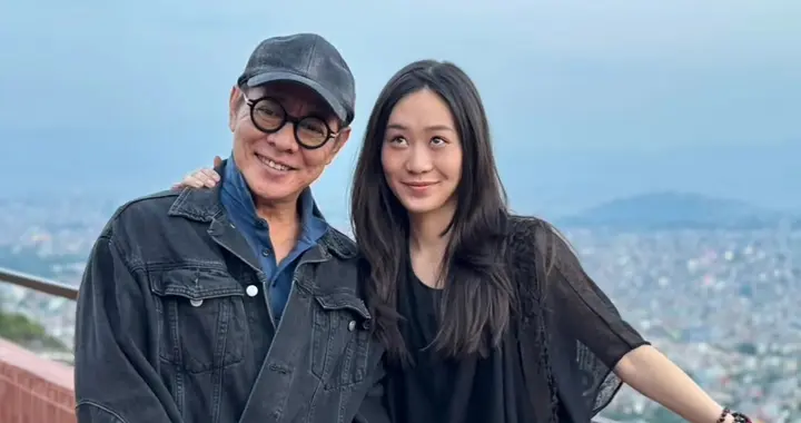 63岁李连杰和小女儿到尼泊尔修行！颜值回春状态好，父女互动亲密