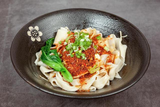 油泼面：面食文化的精髓之作