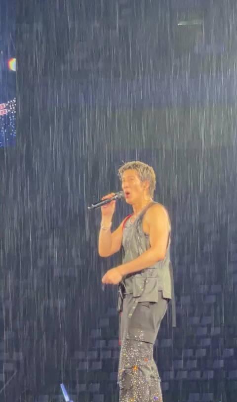 苏州演唱会遇上突降暴雨，王力宏全程状态在线💯雨中弹唱，边唱边擦脸上雨...