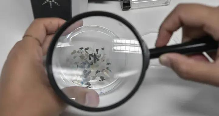 科学家们研究发现，只需要一个小小的动作就可以查出体内塑料含量