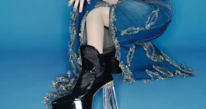 薛凯琪这脚踩透明高跟鞋，又美出天际了