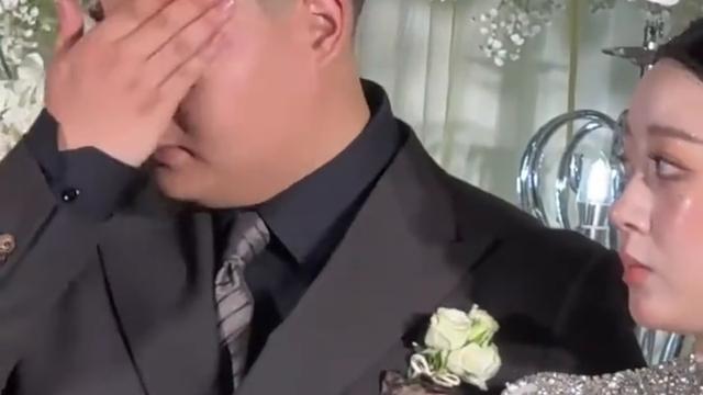 岁序小铺：结婚现场新郎紧张的汗水直流，这