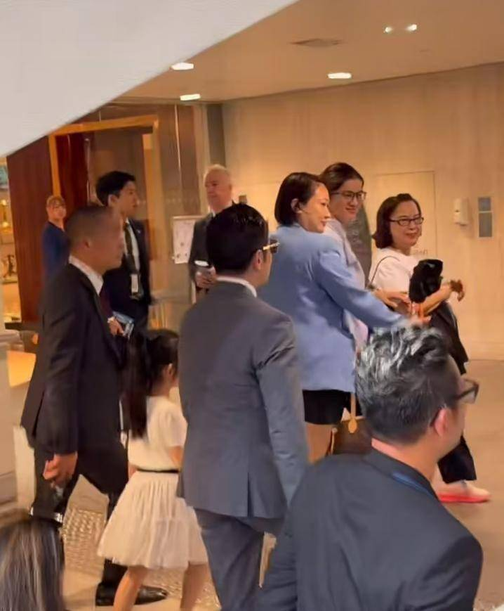 郭富城一家四口以及经纪人小美一起现身马场，方媛一身名牌派头足 7 月 ...