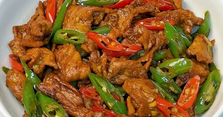 辣椒炒肉是一道经典的家常下饭菜，香辣开胃肉质嫩滑特别下饭。