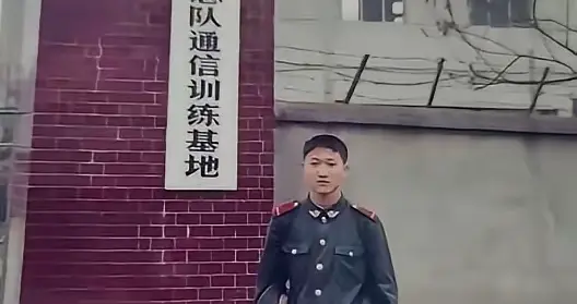 沉默的守护：那位“冷漠”睡去的武警战士，让全车人肃然起敬！