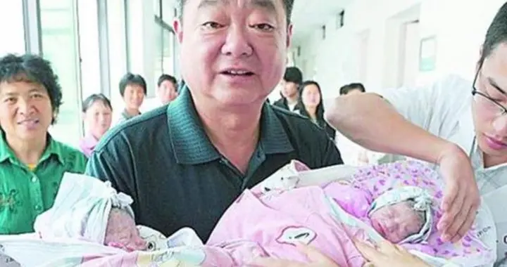 大三男生抱回双胞胎，列清单找家里要钱